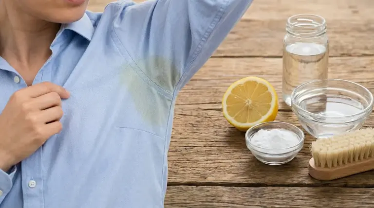 Ascella con macchia gialla di sudore su camicia azzurra, con limone, bicarbonato e acqua per il trattamento